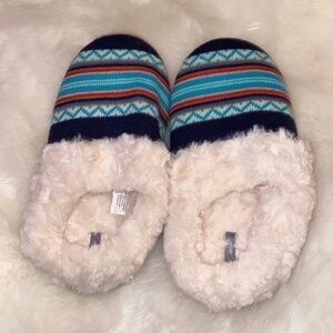Aerie Fuzzy Slippers Brand New size Medium 7/8